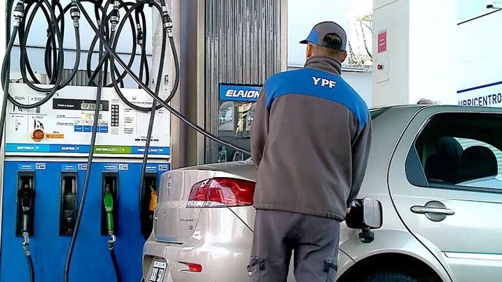 Triste paradoja: en el país que debería beneficiarse por Vaca muerta, los combustibles tienen un precio internacional.