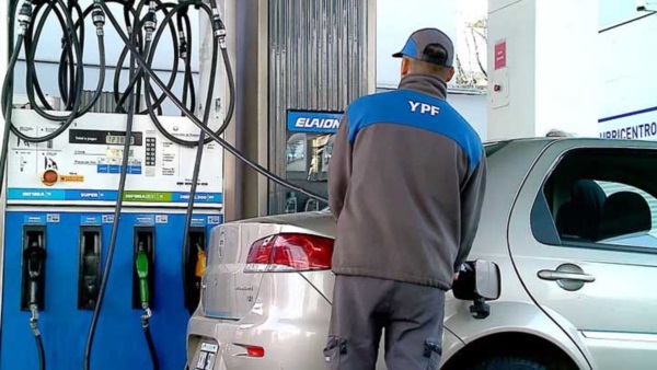 Triste paradoja: en el país que debería beneficiarse por Vaca muerta, los combustibles tienen un precio internacional.