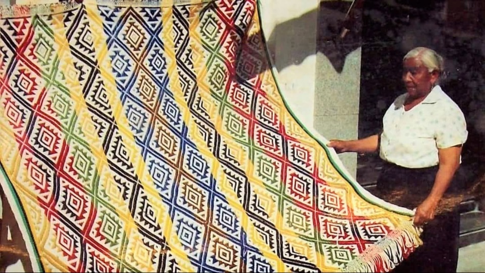 Celestina Currumil, (1917-1992), artesana de telar Mapuche. El Salón Provincil de Artesanías lleva su  nombre.