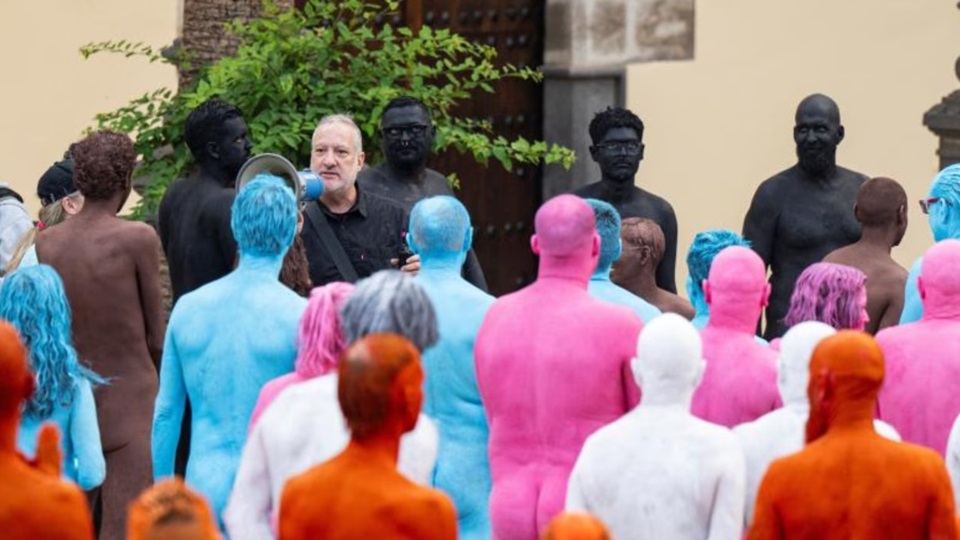 El artista norteamericano reunió a 500 personas desnudas por la diversidad LGTBIQ+