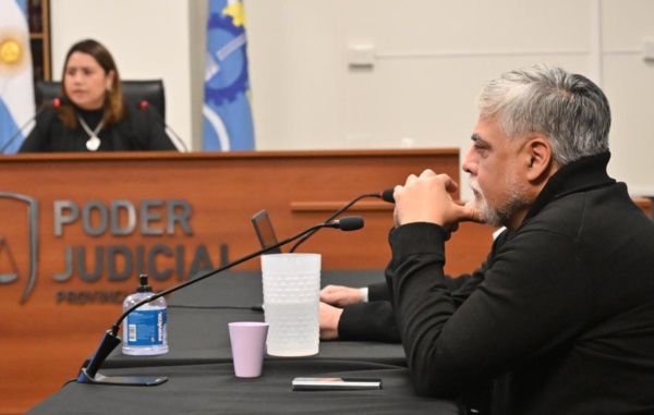 El líder del gremio estatal escucha la acusación. 