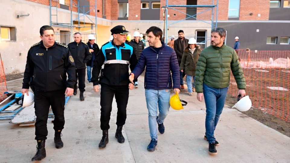 García, Torres y Merino de recorrida junto a miembro del COBIPOL.