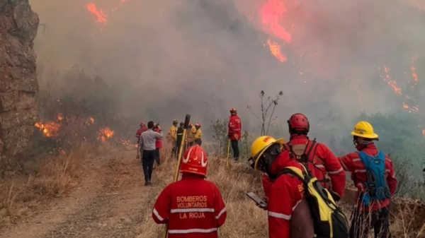 En la zona afectada trabajan Bomberos Voluntarios, Policía y Defensa Civil de La Rioja, además de tres Aviones Hidrantes AT-802.