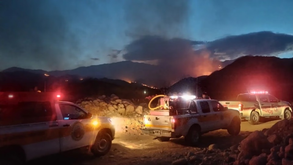 En la zona afectada trabajan Bomberos Voluntarios, Policía y Defensa Civil de La Rioja, además de tres Aviones Hidrantes AT-802.
