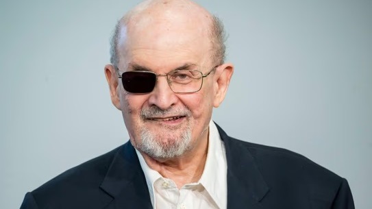 Rushdie perdió la visión de uno de sus ojos a raíz del brutal ataque.