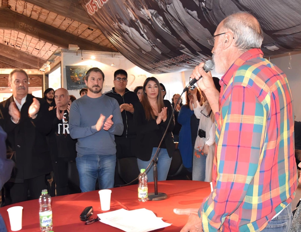 El autor de la nota, en 2024 cuando la Municipalidad de Trelew homenajeó a Ruiz.