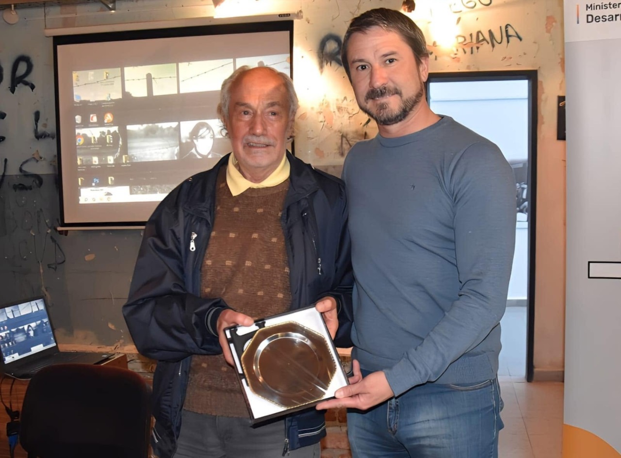 Ruiz recibiendo una distinción del intendente Merino, en 2024.