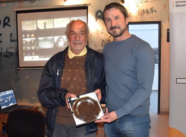 Ruiz recibiendo una distinción del intendente Merino, en 2024.
