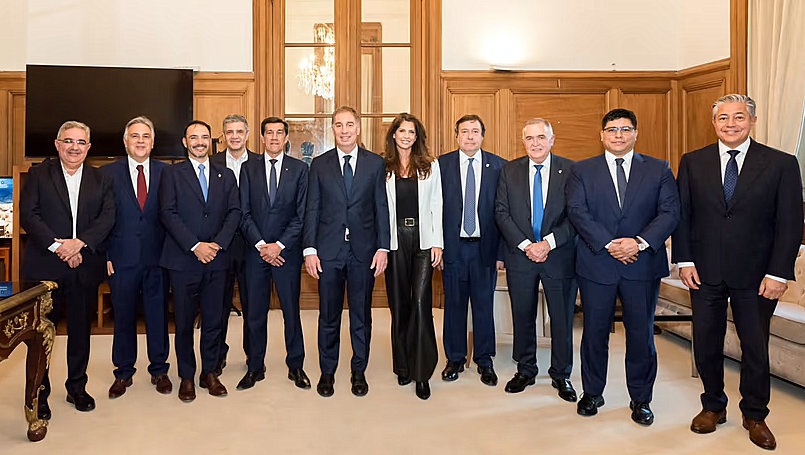 Santilli, su pareja y varios gobernadores, siempre atentos a salir en ayuda de los "ganadores".