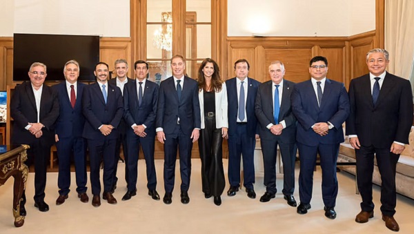 Santilli, su pareja y varios gobernadores, siempre atentos a salir en ayuda de los "ganadores".
