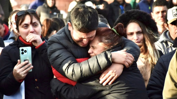 Familias de la Chacra 26 abrazándose.