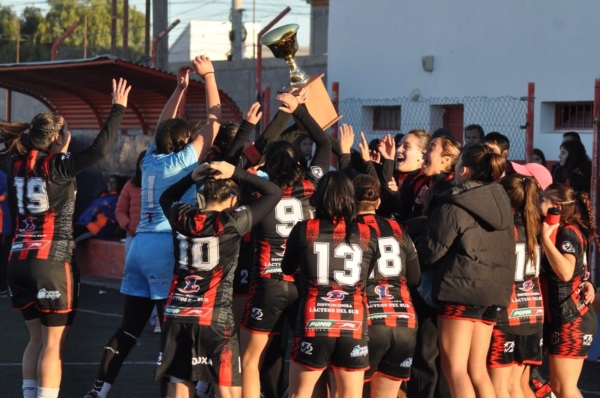 Las chicas de Independiente festejan el tetracampeonato. Foto: Toros Fotografías.