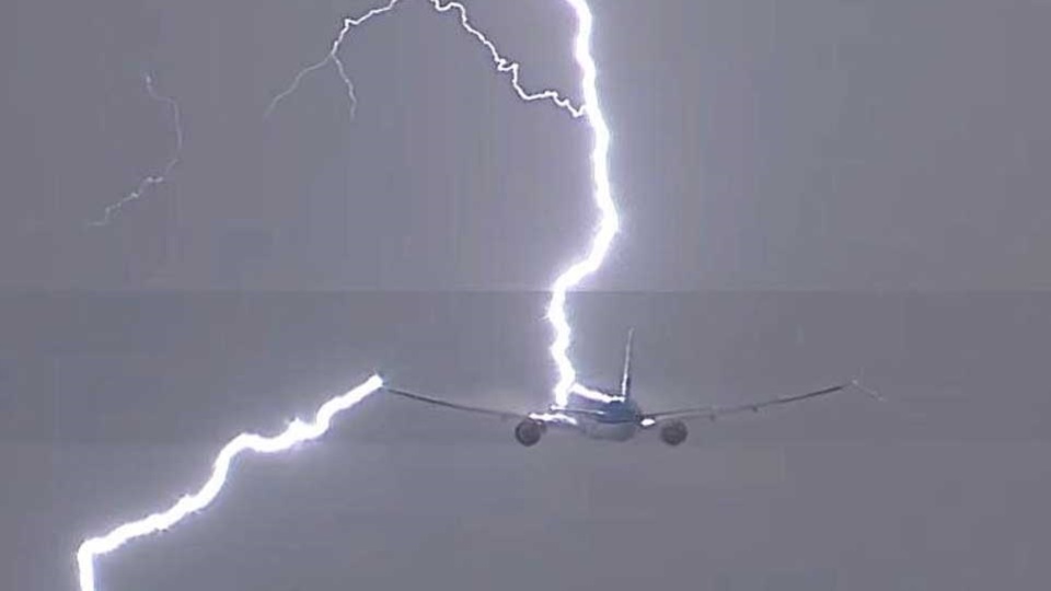 Pese a que los aviones están preparados para resistir el impacto de un rayo, el susto en el pasaje es enorme (Archivo)