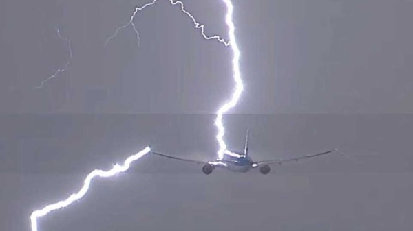 Pese a que los aviones están preparados para resistir el impacto de un rayo, el susto en el pasaje es enorme (Archivo)