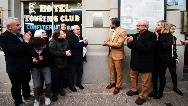 Descubrimiento de la placa del centenario.