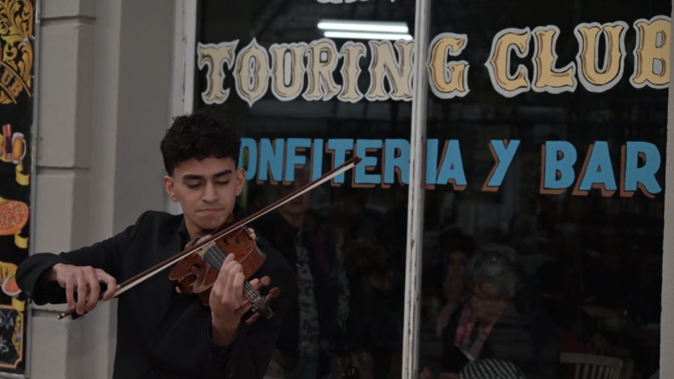 Un violinista y la marca registrada del Touring.