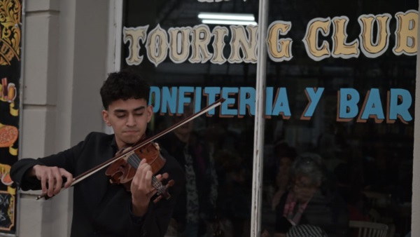 Un violinista y la marca registrada del Touring.