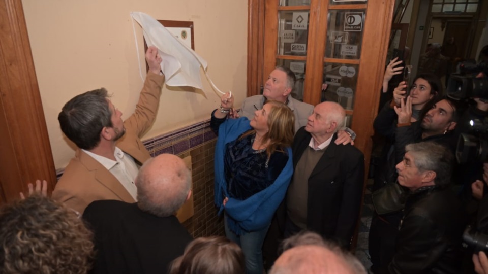 Descubrimiento de la placa conmemorativa.