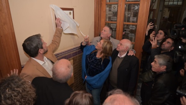 Descubrimiento de la placa conmemorativa.