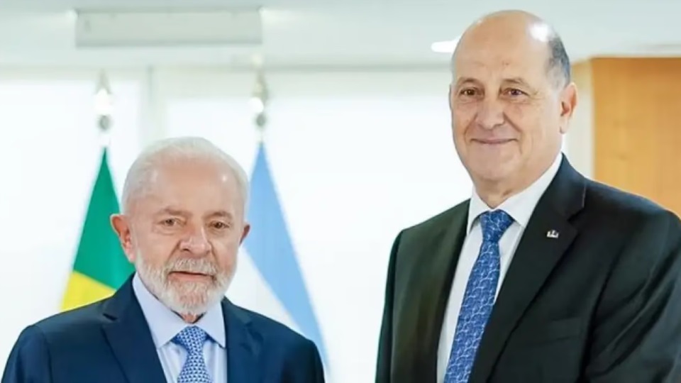 El presidente de Brasil Luiz Inàcio ‘Lula’ da Silva, junto al embajador argentino en su país, Daniel Raimondi.
