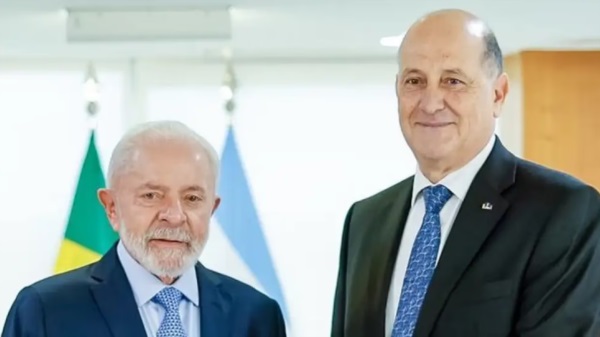 El presidente de Brasil Luiz Inàcio ‘Lula’ da Silva, junto al embajador argentino en su país, Daniel Raimondi.
