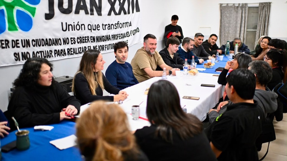 El gobernador en la Asociación Vecinal Juan XXIII de Comodoro.