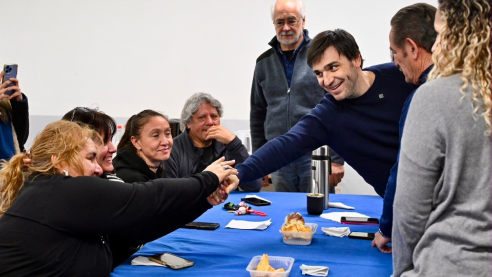 Nacho Torres saludando a vecinos.