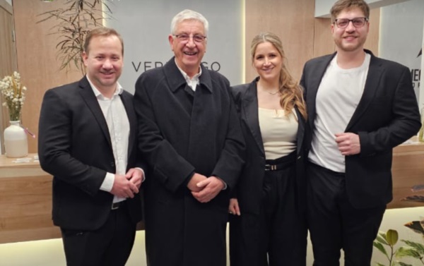 Vernengo junto a sus hijos y colaboradores.