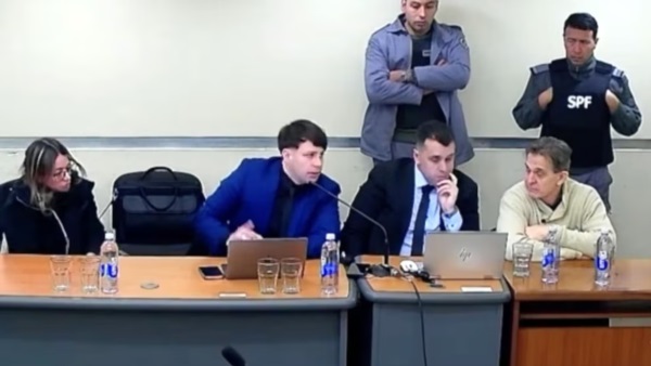 Lotocki, a la derecha de la foto, en el comienzo del juicio oral en su contra. Foto: INFOBAE