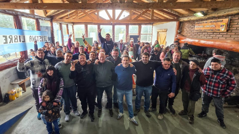 Bowen y Luque, con militantes y dirigentes peronistas en Epuyén.