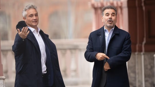 Fernando De Andreis y Cristian Ritondo llegan a Casa Rosada. Fotografía: agencia Noticias Argentinas/Claudio Fanchi.