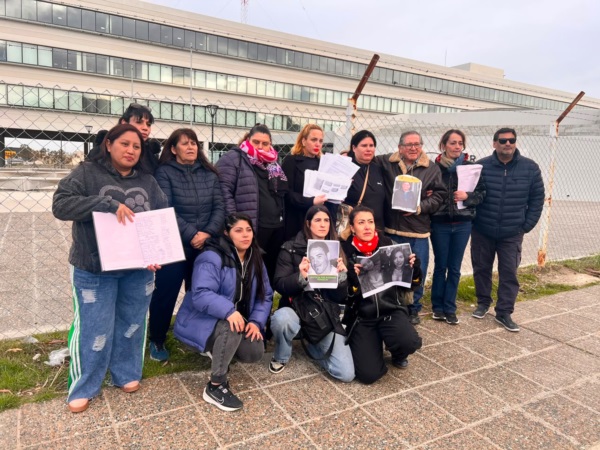 Familiares de víctimas frente a la Ciudad Judicial.
