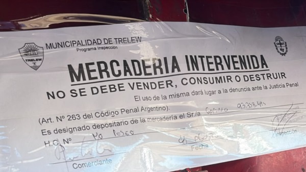 Faja de clausura municipal en el vehículo.