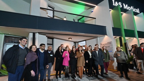 Todo el personal de I&S Medical en la ciudad de Trelew, posó frente a la la nueva sede.