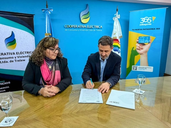 Luna y Caballero, firmando el acuerdo.