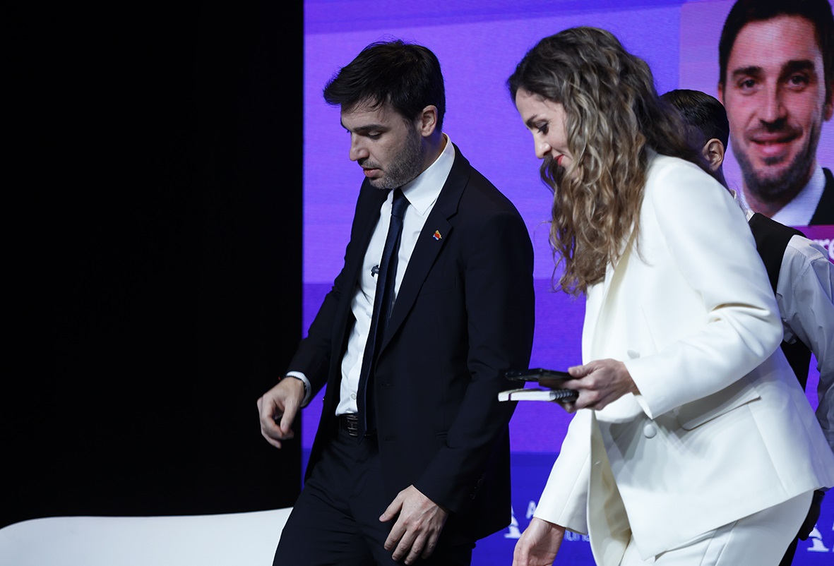 Torres en la AmCham, con el "círculo rojo" en la platea midiendo candidatos.