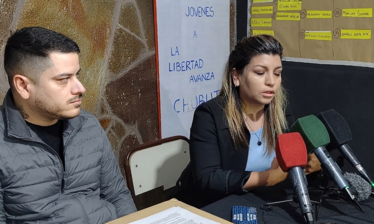 Brandán y Martínez, amigos de militancia libertaria, ahora trabajando para el Gobierno de Chubut.