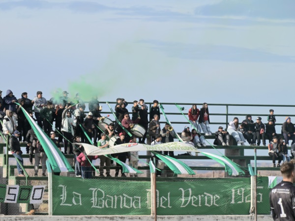 La hinchada de Dolavon. Foto: Sergio Esparza.