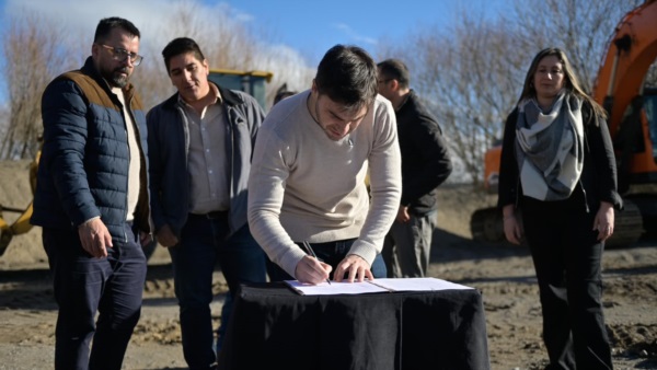 Nacho Torres firma el acta de inicio de la obra.