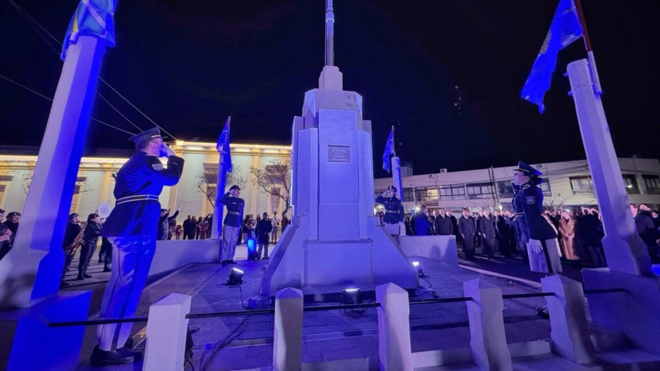La ceremonia se desarrolló en el monumento de la peatonal Fontana.