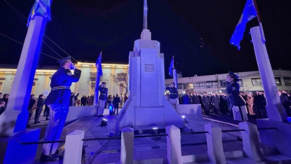 La ceremonia se desarrolló en el monumento de la peatonal Fontana.