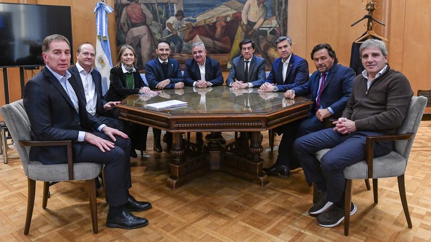 Caputo, Santilli y mandatarios provinciales.
