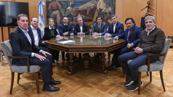 Caputo, Santilli y mandatarios provinciales.