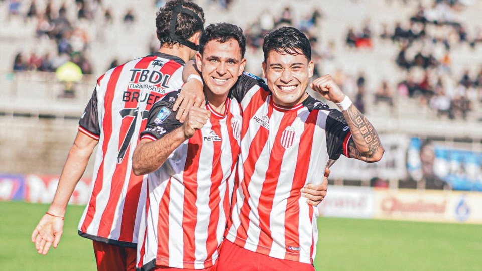 Maroni (izq.) marcó el gol del triungo para Barracas.