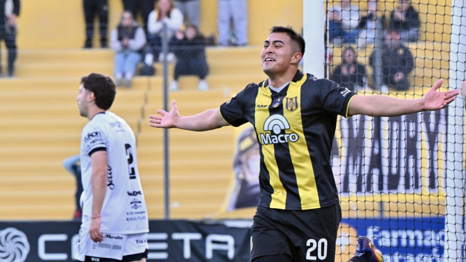 Juan Peinipil festeja el 2-0 ante All Boys. Foto: Daniel Feldman/Jornada Medios.