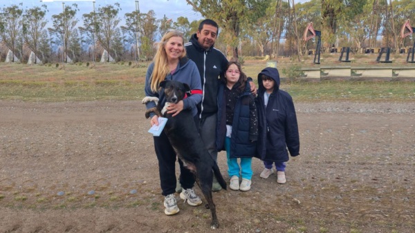 Una familia adoptó a uno de los perros rescatados y atendidos en el Refugio Municipal.