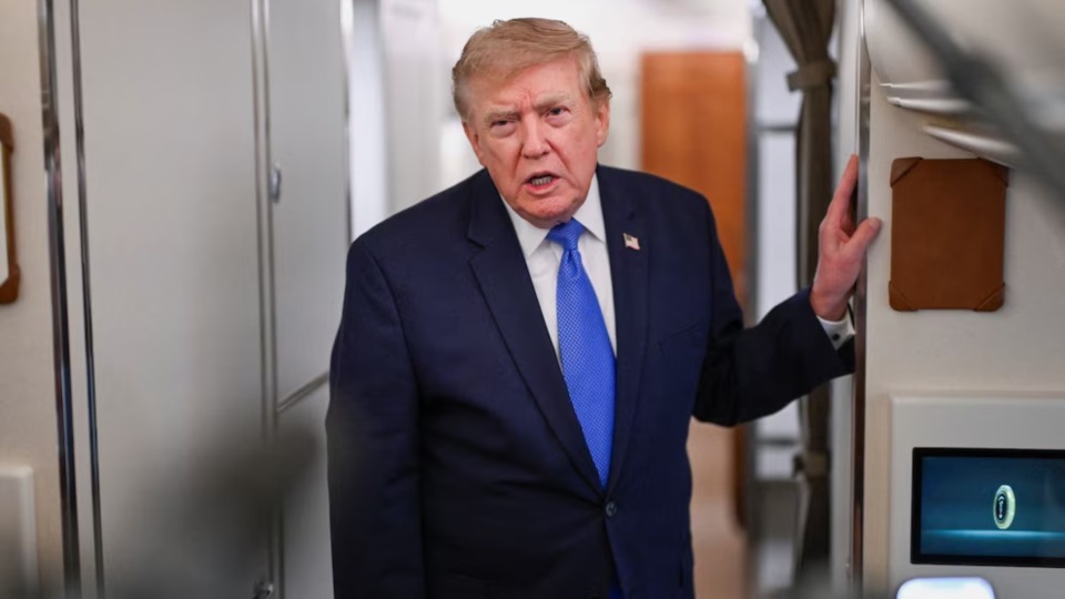 Donald Trump habló con la prensa a bordo del Air Force One (REUTERS/Daniel Heuer),