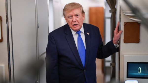Donald Trump habló con la prensa a bordo del Air Force One (REUTERS/Daniel Heuer),