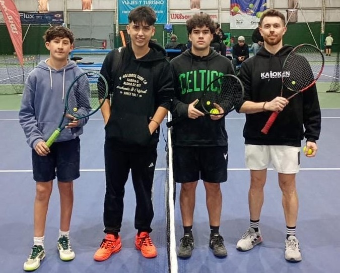 Los finalistas de 4º Varones, los campeones Thiago Sequezia-Agustín Catena y Nahuel Conrad-Maxi Yllana.