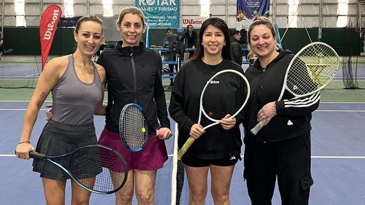 Las finalistas de 3º Damas, Erica Andrade/Romina Arancón y las campeonas Carolina Borgonovo/Agustina Vilches.